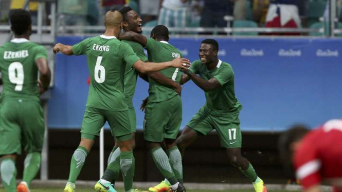 Para pemain Nigeria rayakan gol ke gawang Denmark