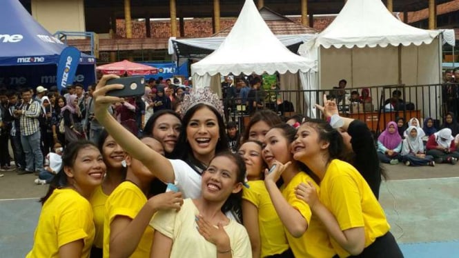 Putri Indonesia Kezia Warouw selfie dengan para siswi sekolah