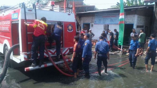 Petugas Pemadam Kebakaran berjibaku menyedot banjir di Kota Semarang pada Minggu, 14 Agustus 2016.