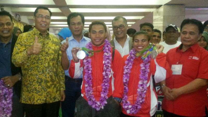 Peraih medali perak Olimpiade 2016, Eko Yuli Irawan dan Sri Wahyuni Agustiani