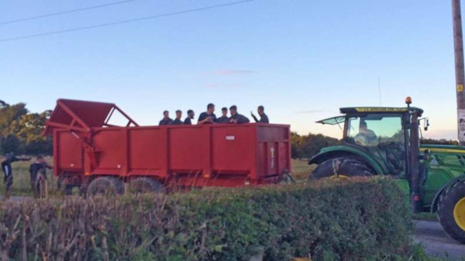 Pemain Bamber Bridge FC naik traktor karena bus tim rusak