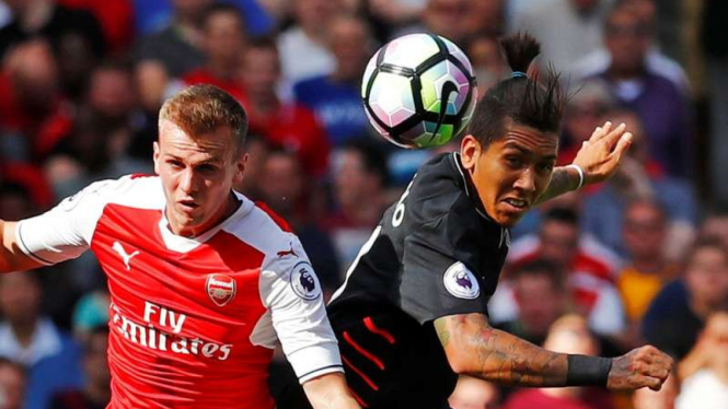 Pemain Arsenal, Rob Holding (kiri), dalam pertandingan melawan Liverpool