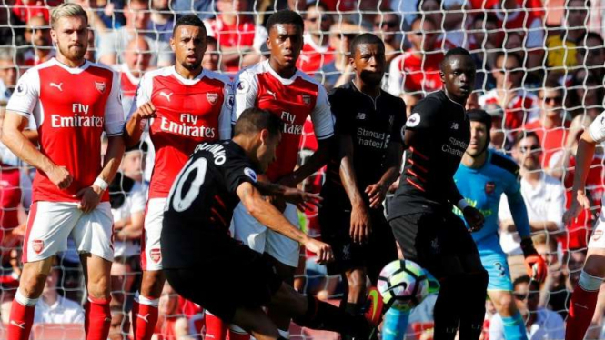 Pemain Liverpool, Philippe Coutinho, cetak gol ke gawang Arsenal