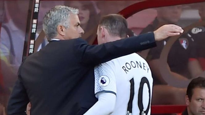 Pemain Manchester United, Wayne Rooney, dengan Jose Mourinho.