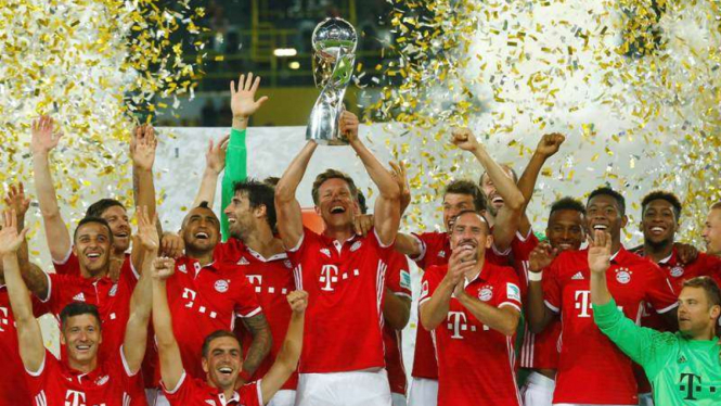 Pemain Bayern Munich usai juara Piala Super Jerman