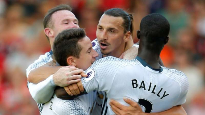 Pemain Manchester United rayakan gol Zlatan Ibrahimovic