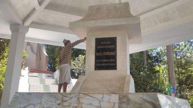 Makam Pahlawan Nasional Sam Ratulangi.