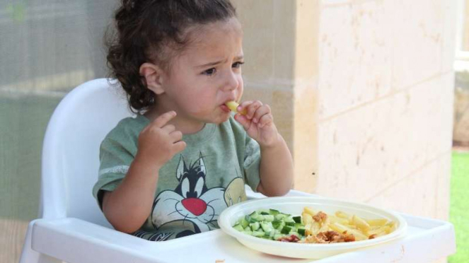 Anak makan sayur.