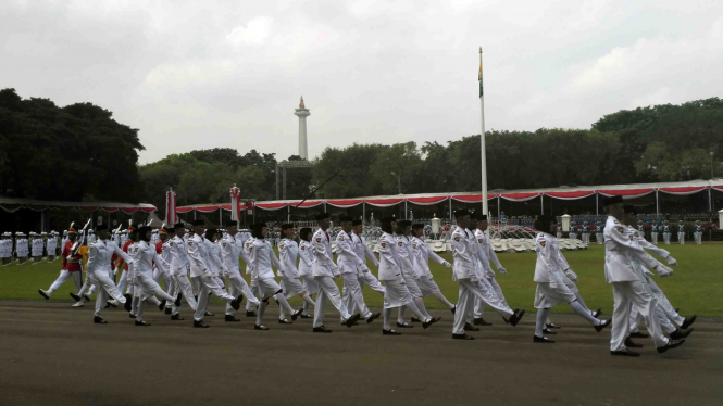 Presiden Joko Widodo meninjau gladi bersih upacara HUT kemerdekaan RI ke-71.