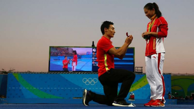 Atlet loncat indah asal China, He Zi, tengah dilamar sang kekasih.