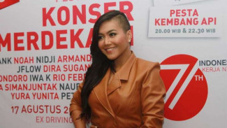 Jawaban Denada soal Kabar Tunangan dengan Ihsan Tarore