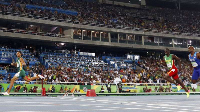 Pelari Afsel Wayde van Niekerk (kiri) pecahkan rekor dunia nomor 400 meter.