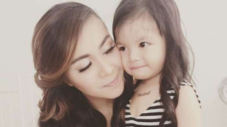Denada Hati-hati Kenalkan Teknologi pada Anak