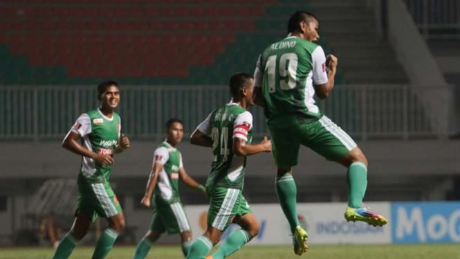 Pemain PS TNI, Aldino Herdianto merayakan gol
