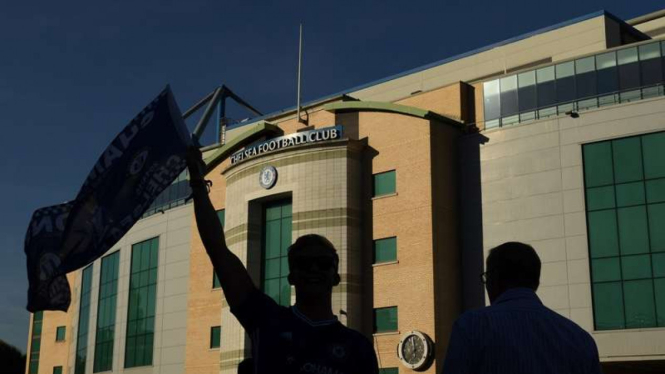 Suasana di luar markas Chelsea, Stamford Bridge