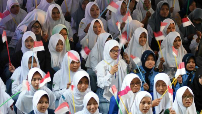 Sejumlah peserta mengikuti Nyantri Kebangsaan di Kapal Perang di KRI Surabaya-591 ketika sandar di Dermaga Ujung Koarmatim, Surabaya, Jawa Timur, Senin (15/8/2016).
