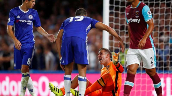 Insiden penyerang Chelsea, Diego Costa, dengan kiper West Ham, Adrian
