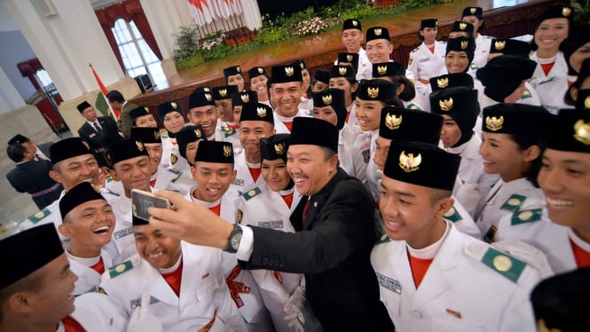 Menpora selfie usai Upacara Pengukuhan Paskibraka Nasional 2016