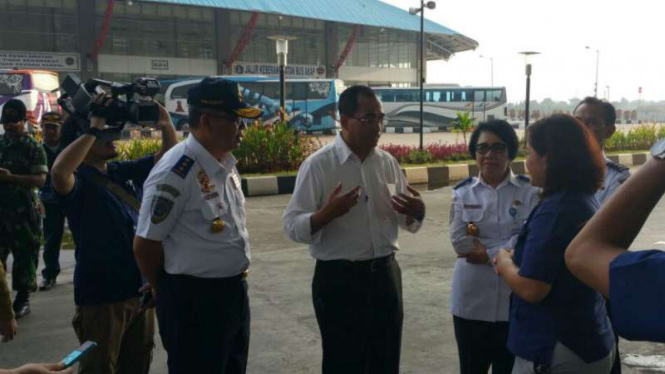 Menteri Perhubungan Budi Karya Sumadi mengunjungi Terminal Pulo Gebang