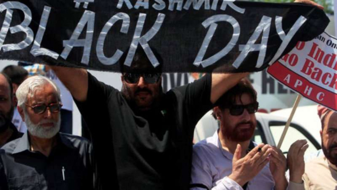 Kelompok Kashmir di India saat memperingati black day.