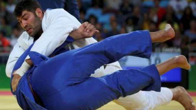 Pertandingan Judo atlet Mesir dan Israel. Atlet Mesir yang kalah lalu menolak bersalaman dengan Israel.