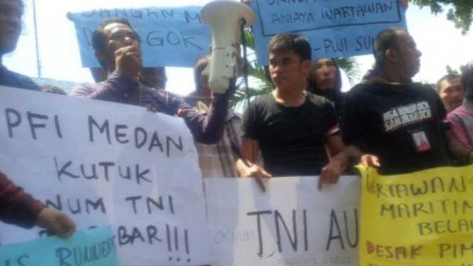 Jurnalis Medan menggelar demonstrasi menuntut aksi brutan oknum TNI AU.