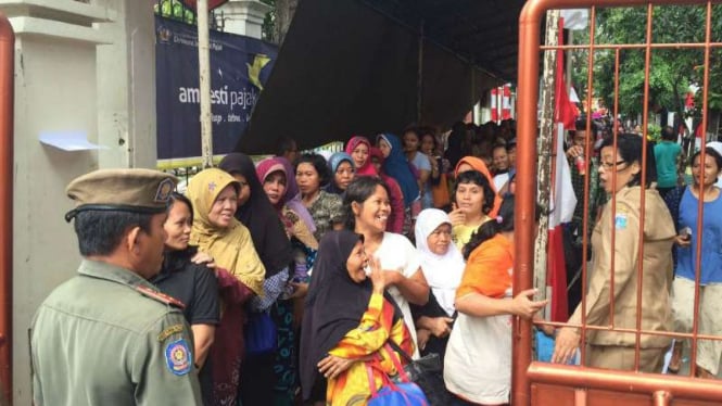 Warga antre beli daging pakai KJP di Jakarta Timur