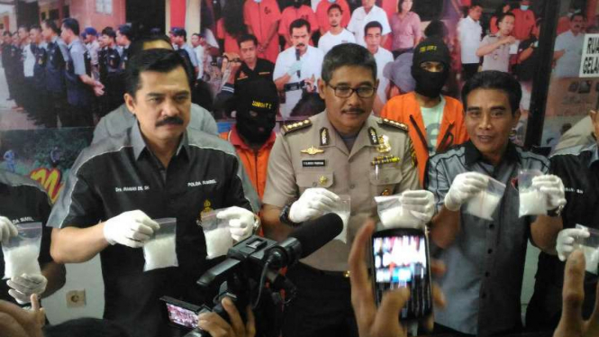 Aparat Kepolisian Daerah Sumatera Selatan memperlihatkan barang bukti sabu-sabu hasil penangkapan seorang perwira polisi Palembang pada Selasa, 16 Agustus 2016.