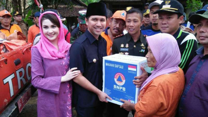 Arumi Bachsin, artis yang juga istri Bupati Trenggalek, memberikan bantuan untuk korban bencana banjir di kabupaten itu pada Selasa, 16 Agustus 2016.