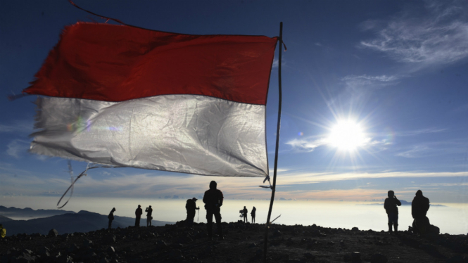 Sejumlah pendaki menikmati pemandangan dari puncak Gunung Semeru, Malang, Jawa Timur.