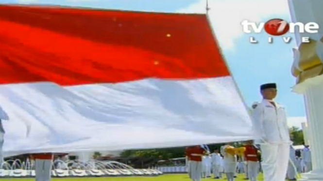 Pengibaran bendera Merah Putih di Istana Merdeka.