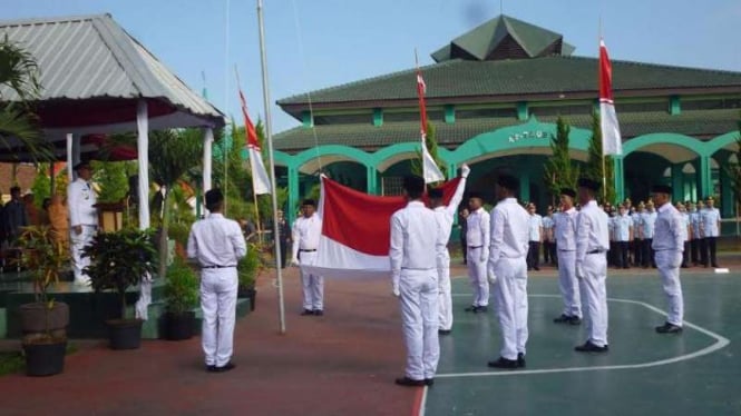  Narapidana Lapas kelas I Lowokwaru, Malang melakukan pengibaran bendera