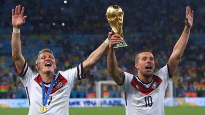Bastian Schweinsteiger dan Lukas Podolski saat membawa Jerman juara dunia 2014