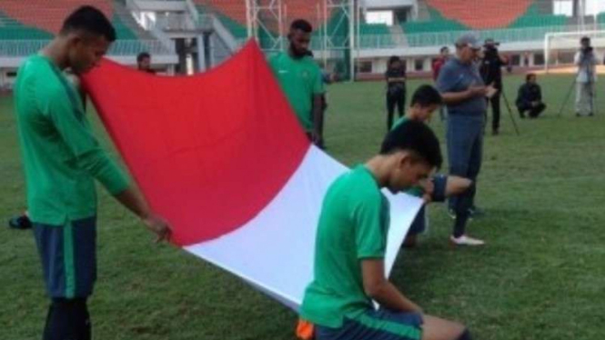 Timnas Indonesia menggelar upacara HUT RI.