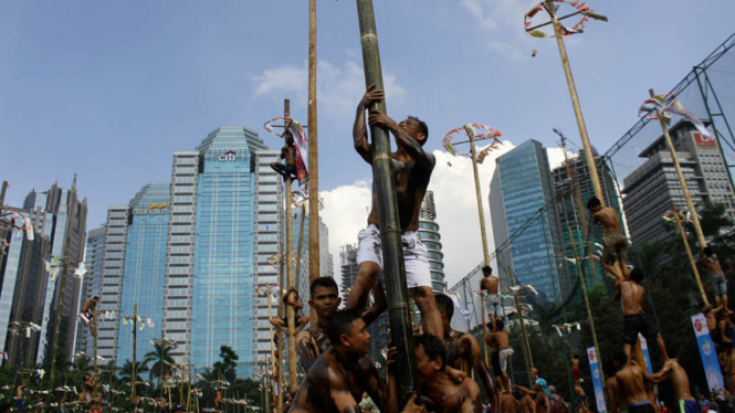 Lomba Panjat Pinang Massal Meriahkan HUT RI Ke-71 di Jakarta. (Foto ilustrasi)