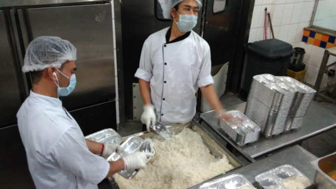 Suasana pengepakan katering untuk jemaah haji Indonesia.