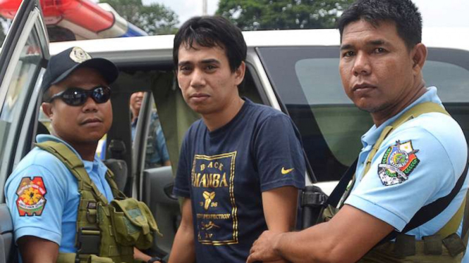 Muhammad Sofyan dikawal polisi Filipina setelah berhasil meloloskan diri dari Abu Sayyaf.