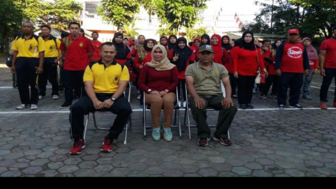 Camat Banjarmasin Timur (tengah) berfoto bersama dengan Kapolsek dan Danrami serta staf Kecamatan Banjarmasin Timur.