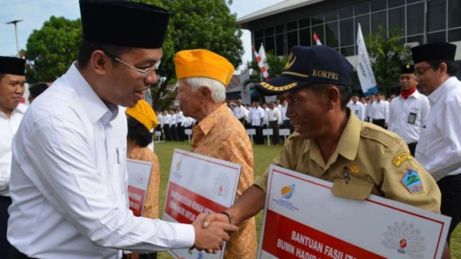 Penyerahan bantuan dari BUMN 