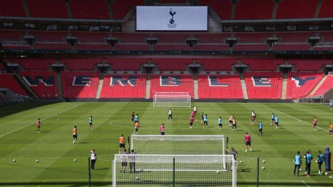 Pemain Tottenham Hotspur berlatih di Stadion Wembley.