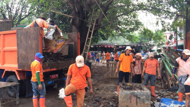 Aparat gabungan tertibkan bangunan liar di TPU Kober Kecil, Jakarta Timur