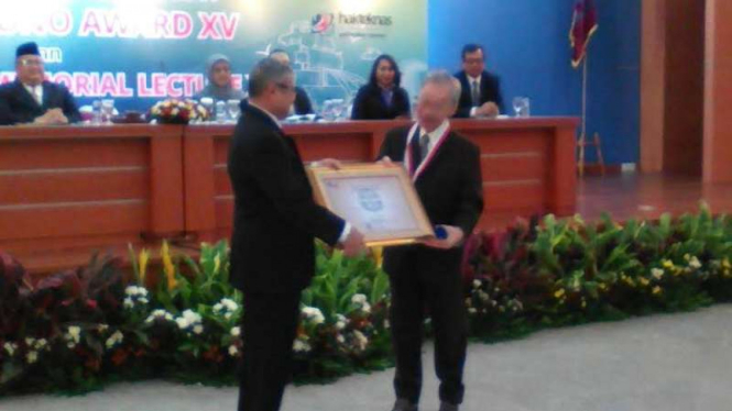Profesor Fisika ITB, Tjia May On, terima penghargaan LIPI Sarwono Award