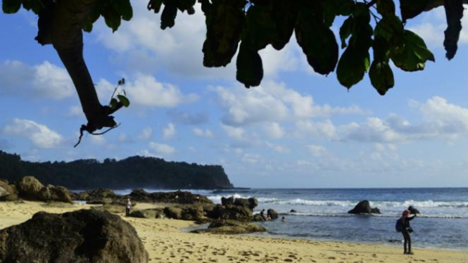 Siraman Surya Pelepas Jenuh Di Pantai Nampu Viva