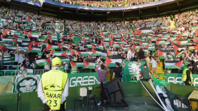 Fans Glasgow Celtic melambaikan bendera Palestina di Stadion Celtic Park