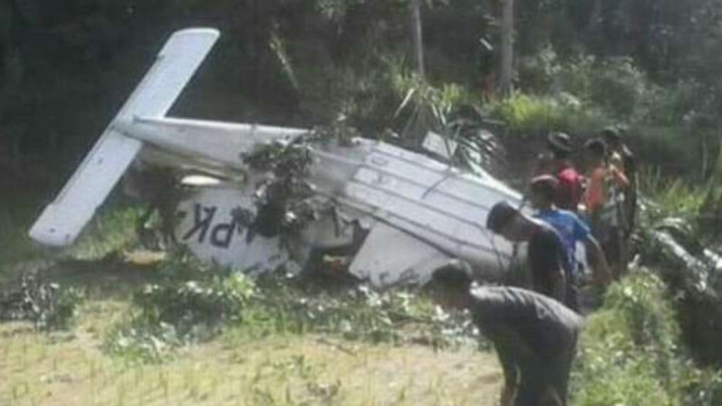 Pesawat terbang jenis Cessna yang terbang dari Cilacap jatuh di Kabupaten Tasikmalaya, Jawa Barat, pada Kamis, 18 Agustus 2016.