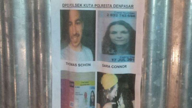 Poster berisi foto dan identitas dua warga asing tersangka pelaku pembunuhan anggota Polresta Denpasar yang bertugas di Polsek Kuta, Aipda I Wayan Sudarsa, pada Kamis, 18 Agustus 2016.