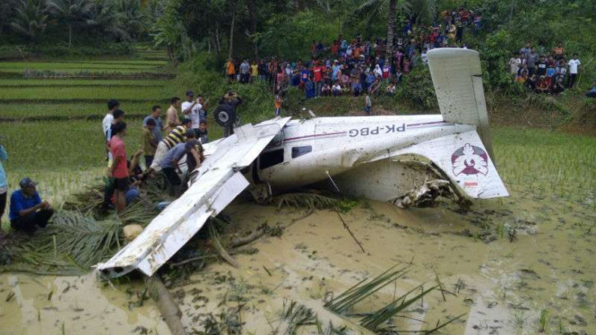 Pesawat Cessna mendarat darurat di Desa Kujang, Kecamatan Karangnunggal,  Kabu?paten Tasikmalaya, Jawa Barat, pada Kamis, 18 Agustus 2016.