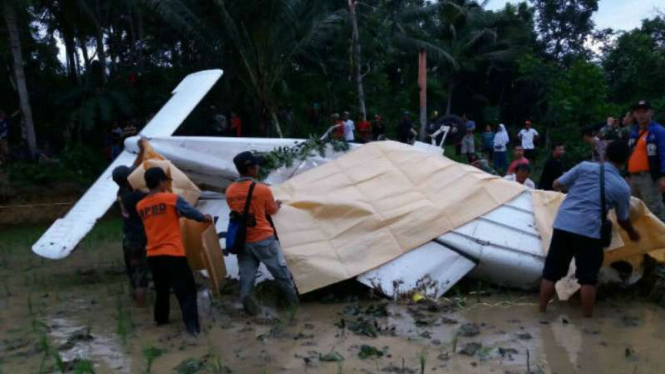 Pesawat latih Fiver Cessna 172 Fiver Warior mendarat darurat di areal persawahan di Kabupaten Tasikmalaya, Jawa Barat, pada Kamis, 18 Agustus 2016.