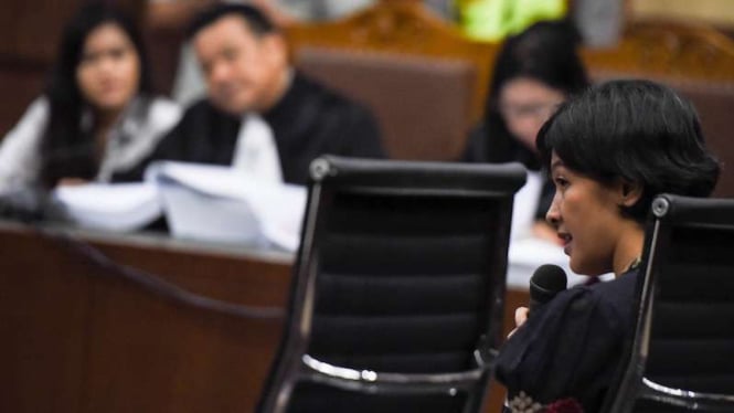 Saksi ahli psikiatri forensik RSCM, Natalia Widiasih Rahardjanti (kanan), memberikan kesaksian dalam sidang ke-13 kasus pembunuhan Wayan Mirna Salihin, yang mendakwa  Jessica Kumala Wongso, di Pengadilan Negeri Jakarta Pusat pada Kamis, 18 Agustus 2016.