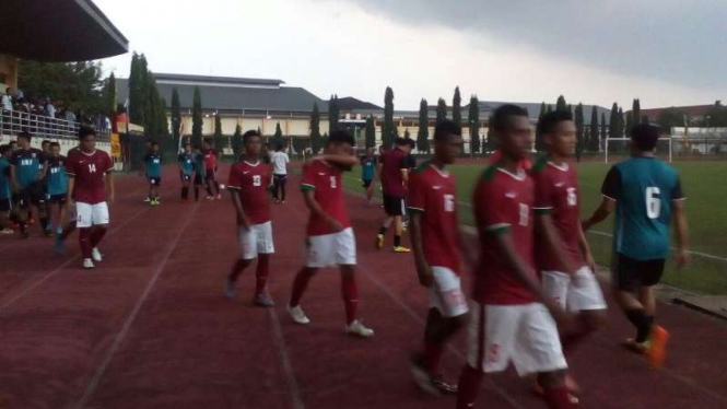 Pemain timnas Indonesia U-19 saat melakoni laga uji coba.